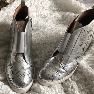 Never worn Linea Paola Silver Rose Metallic Wedge Sneakers